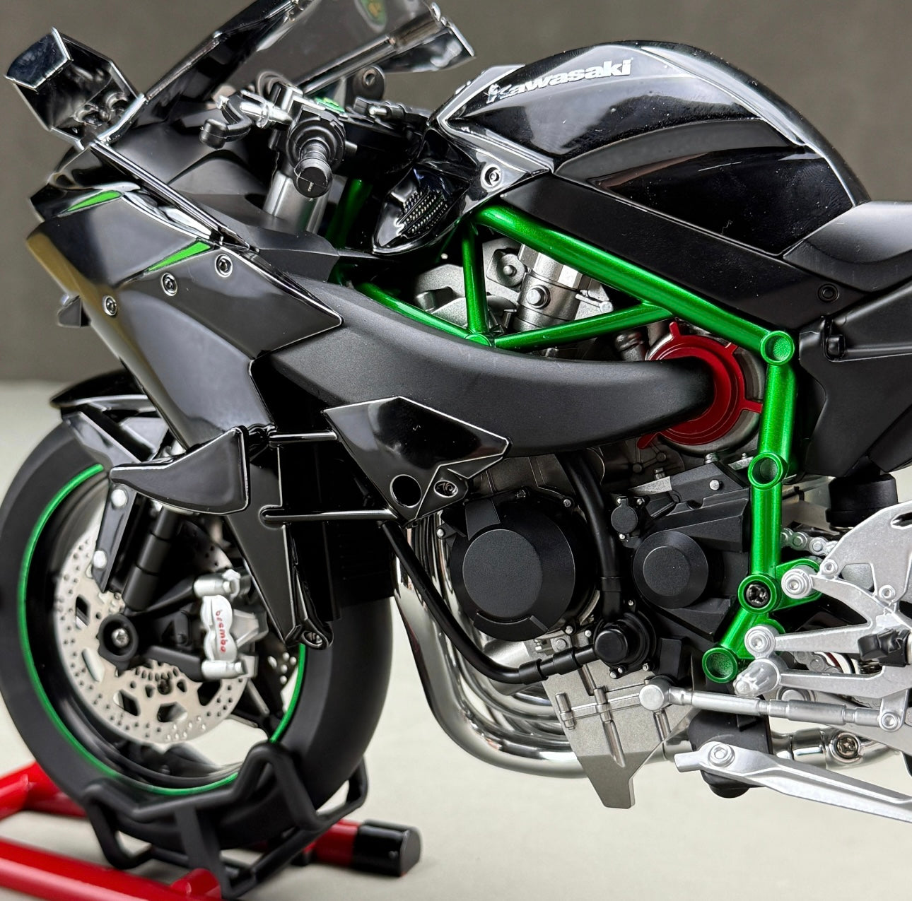 1:6 Kawasaki H2R motorcycle model with engine startup, throttle control, and exhaust spray simulation, die-cast bike, ideal gift for men.